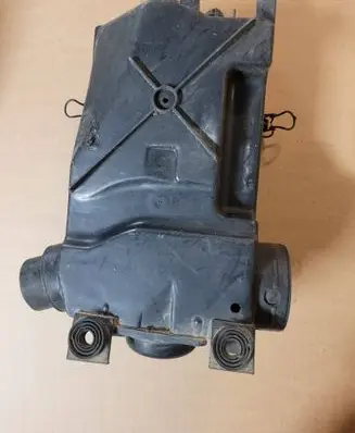 Volkswagen PASSAT B3 Air filter box cover 051133837A 16V
