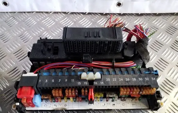 BMW X3 E83 Fuse module 8387153