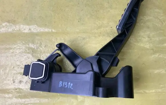 Mercedes-Benz B W245 Accelerator throttle pedal A1693001004