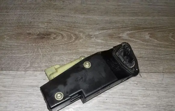 Fuel tank cap lock