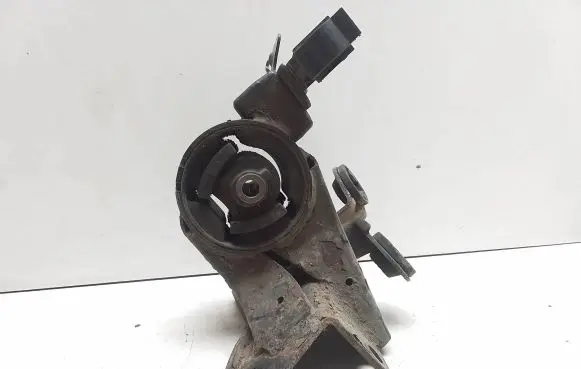 Nissan X-Trail T30 Engine mount bracket
