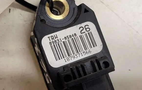 Toyota Avensis T270 Airbag deployment crash/impact sensor 8983105040