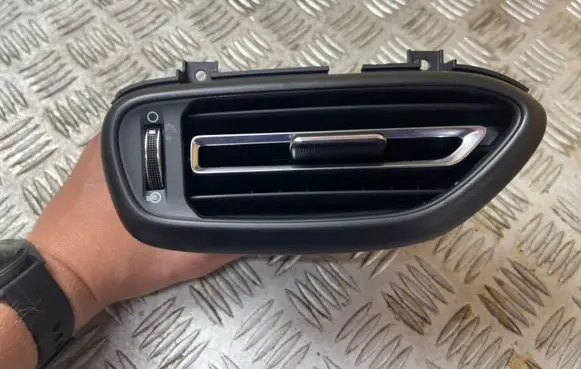 Hyundai i30 Dashboard side air vent grill/cover trim