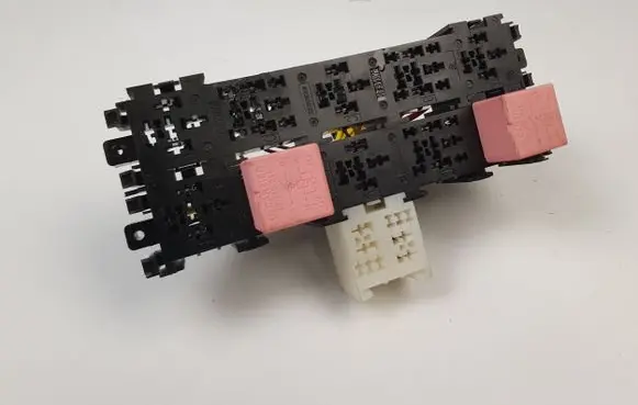 Renault Trafic II (X83) Fuse module