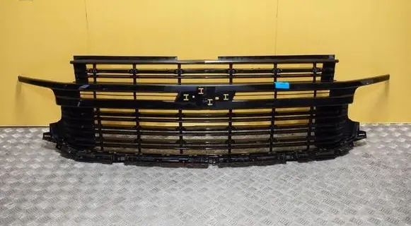 Chevrolet Suburban Front bumper upper radiator grill 032020088 2808