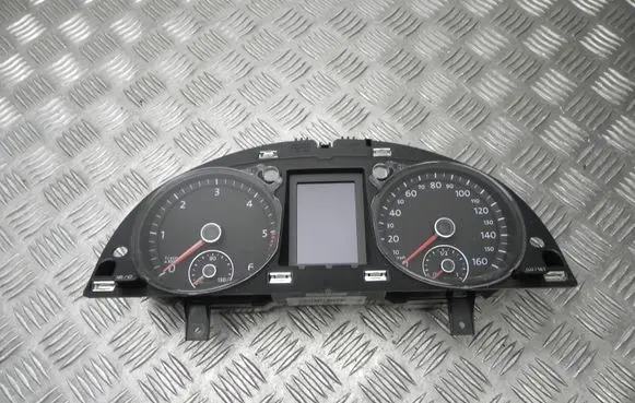 Volkswagen PASSAT B7 Speedometer (instrument cluster) 3AA920970N
