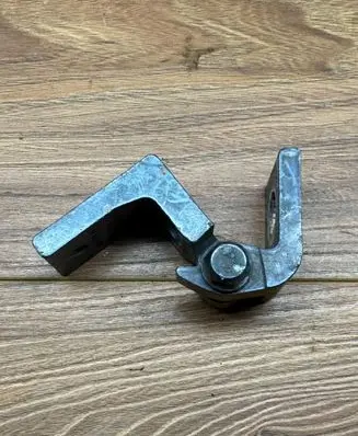 Skoda Octavia Mk2 (1Z) Rear door lower hinge 1Z0833411B