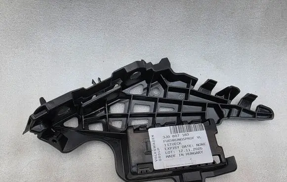 Volkswagen PASSAT B9 Front bumper mounting bracket 3J0807183