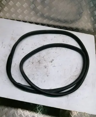 Jeep Grand Cherokee Rear door rubber seal (on body)