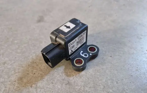 Mitsubishi Pajero Sport I Airbag deployment crash/impact sensor MR228392