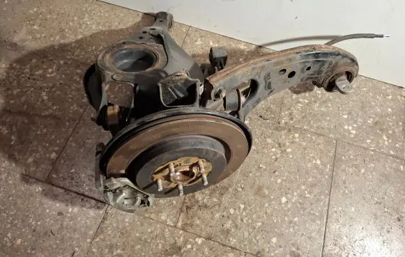 Lexus RX 450H Rear wheel hub spindle/knuckle R71L