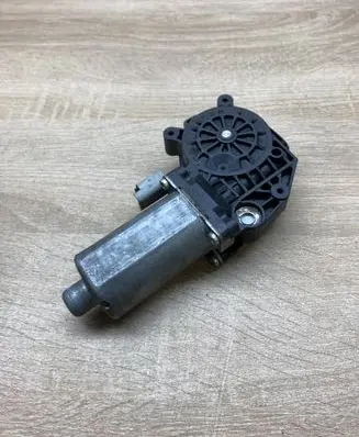 Citroen Xsara Picasso Front door window regulator motor 0130821762