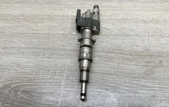BMW 1 E81 E87 Fuel injector 7589048 10181010 PA66GF35