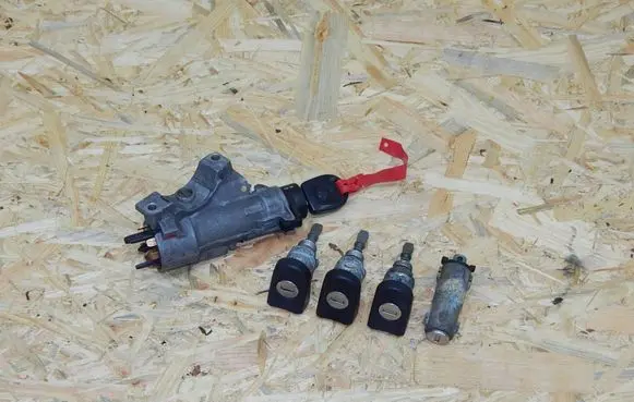 Volkswagen Transporter - Caravelle T5 Front door lock (next to the handle) 4B0905851C
