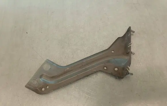 Audi Q5 SQ5 8R Fender mounting bracket 8R0821136