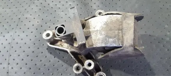 Volvo S40, V40 Engine mount bracket