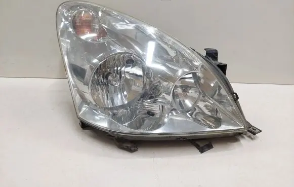 Toyota Corolla Verso E121 Headlight/headlamp 9073780