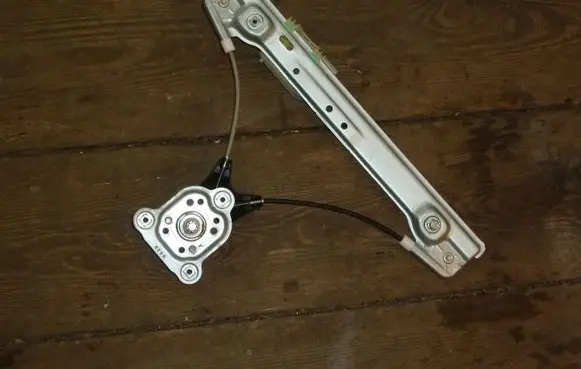 Rear door manual window regulator
