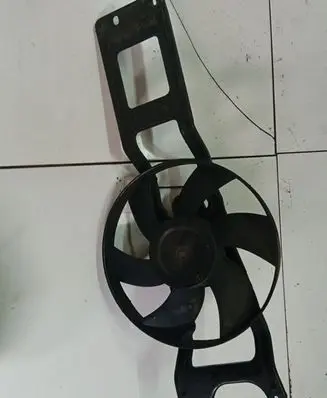 Renault Scenic I Radiator cooling fan shroud 7700838138D