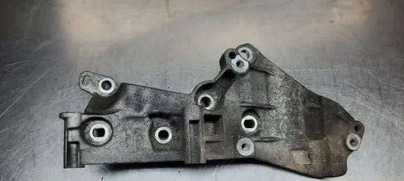 Nissan Qashqai Generator/alternator bracket 