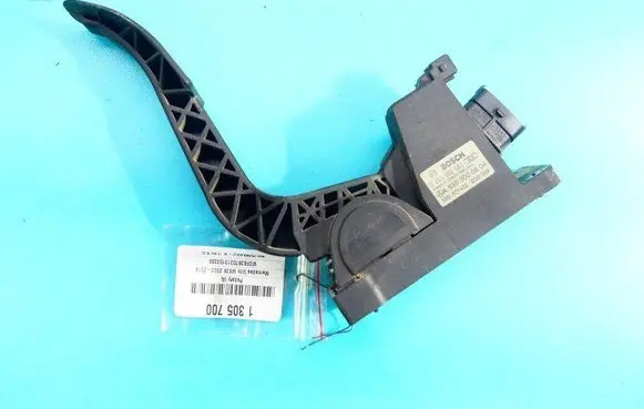Accelerator throttle pedal