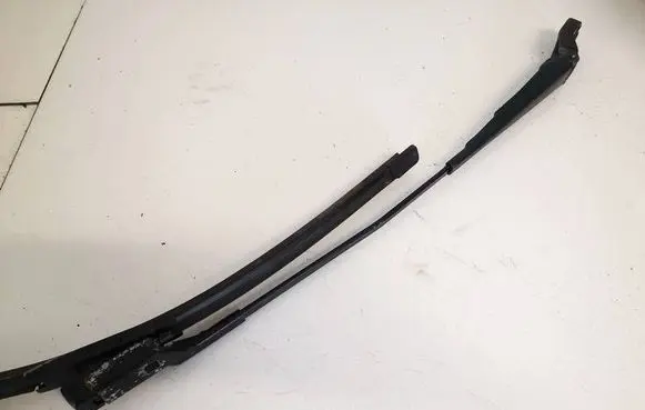 Front wiper blade arm