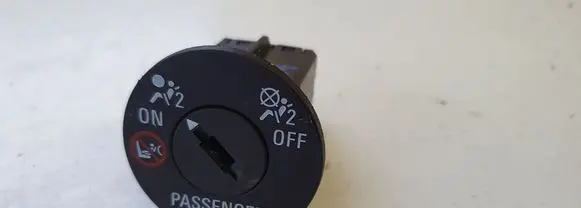 Opel Insignia A Passenger airbag on/off switch 