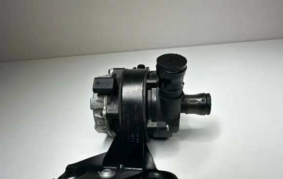 Audi Q3 F3 Electric auxiliary coolant/water pump 5Q0819545A