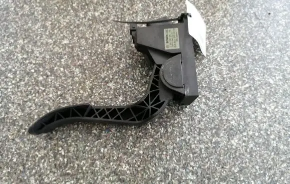 Mercedes-Benz Vito Viano W638 Accelerator throttle pedal 0281002335 A9013000404