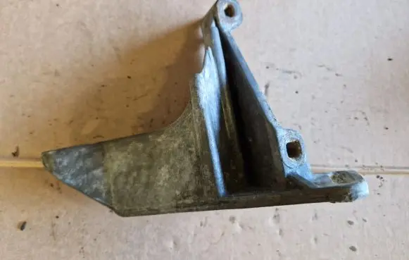 Volkswagen PASSAT B3 Power steering pump mounting bracket 027145531