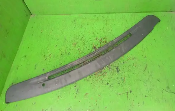 Ford Explorer Wiper trim F57B10046B62A