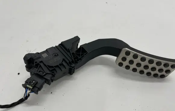 Mercedes-Benz GLA H247 Accelerator throttle pedal A1773002100
