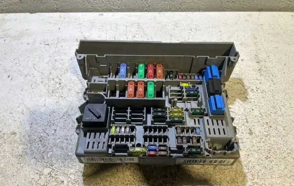 BMW 1 E81 E87 Fuse module B010094700 BJ3A119625 79498501