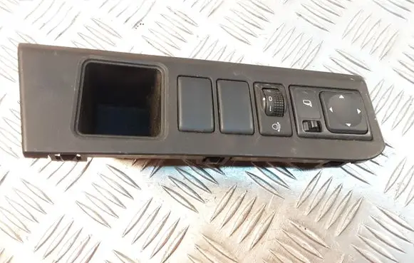 Nissan Note (E11) Wing mirror switch 684859U100