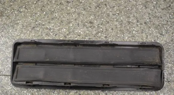 BMW 5 E34 Quarter panel pressure vent 64221946028