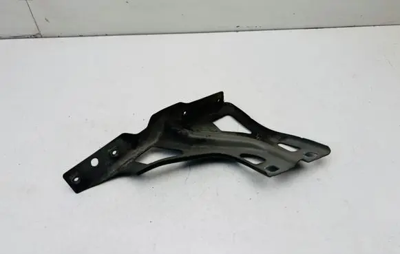 Audi Q3 8U Fender mounting bracket 8U0821136