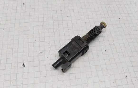Volkswagen PASSAT B4 Brake pedal sensor switch 811907343B