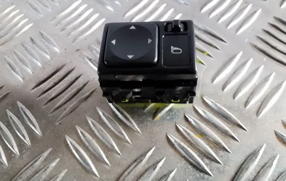 Nissan Juke I F15 Wing mirror switch