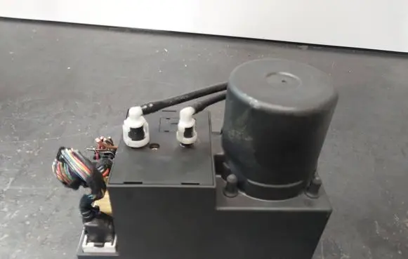 Audi A4 S4 B5 8D Central locking vacuum pump 8D0862257B
