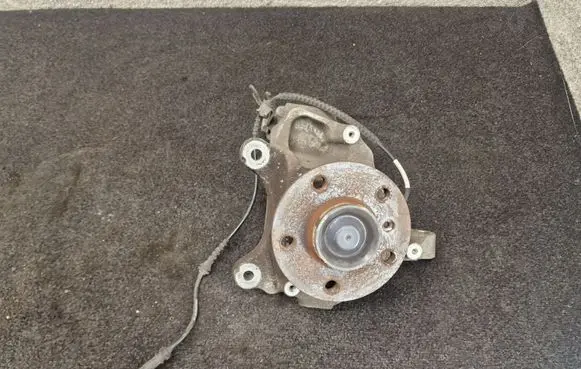 BMW 2 F46 Front wheel hub 6870837 6876645