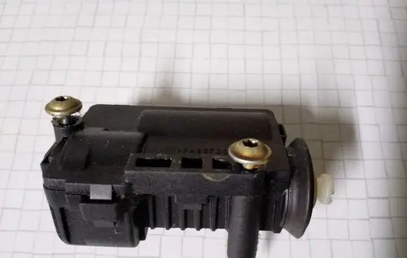 Opel Corsa D Central locking motor 