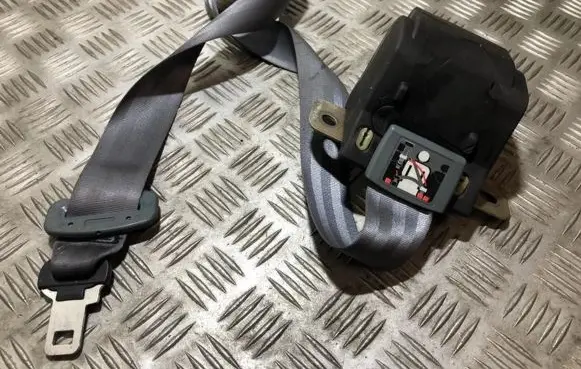 Middle seatbelt (rear)