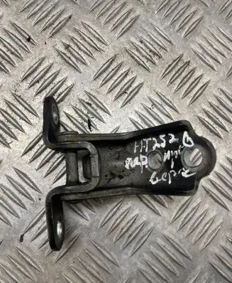 Hyundai Tucson JM Front door upper hinge