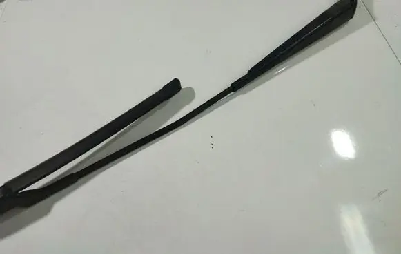 Volkswagen PASSAT B6 Front wiper blade arm 