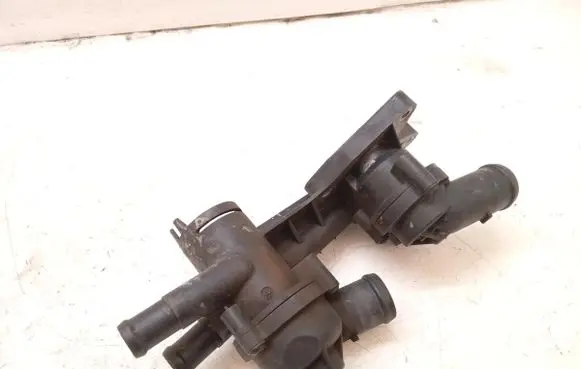 Volkswagen PASSAT B6 Thermostat/thermostat housing 03C121121D