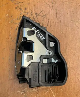 BMW 1 E82 E88 Front door lock 7202143