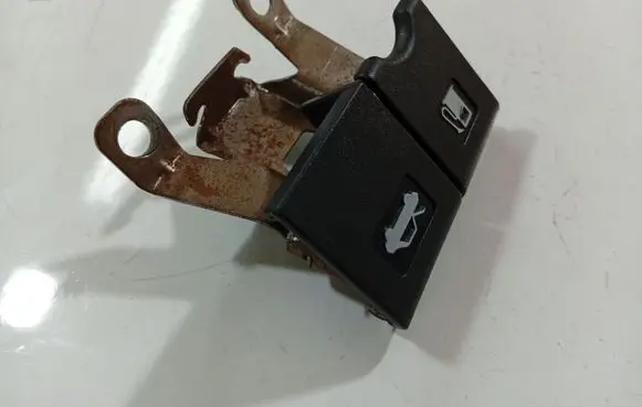 Nissan Note (E11) Fuel tank opening switch 