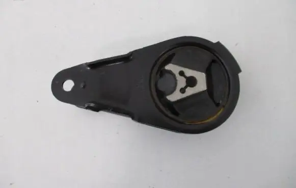 Engine mount vacuum valve