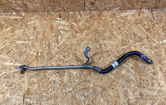 Porsche Macan (95B) Intercooler pipe mounting bracket 95b317826c