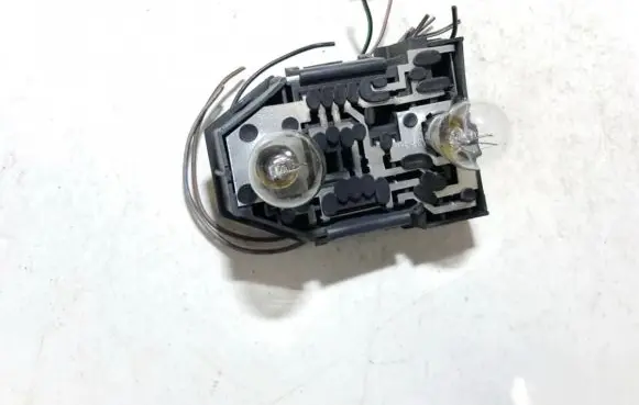 Volkswagen PASSAT B3 Tail light bulb cover holder 333945257